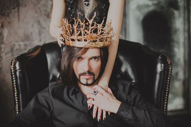 Готичная свадьба, жених в короне