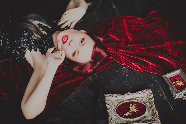 Готичная свадьба, невеста на полу с рамками