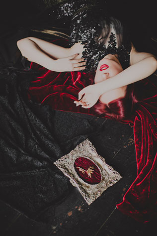 Готичная свадьба, невеста на полу с рамками