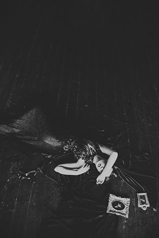 Готичная свадьба, невеста на полу