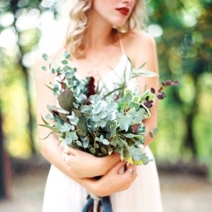 Тренд вне времени: зеленые букеты для невесты
