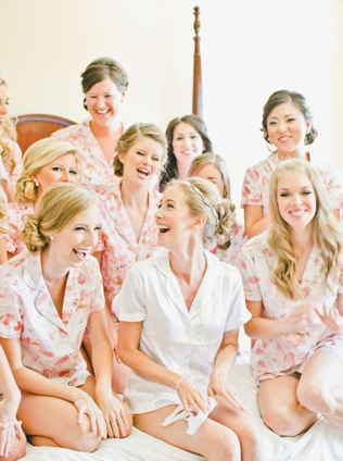 Утренний дресс-код: халатики для невесты и ее подружек 