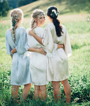 Утренний дресс-код: халатики для невесты и ее подружек 