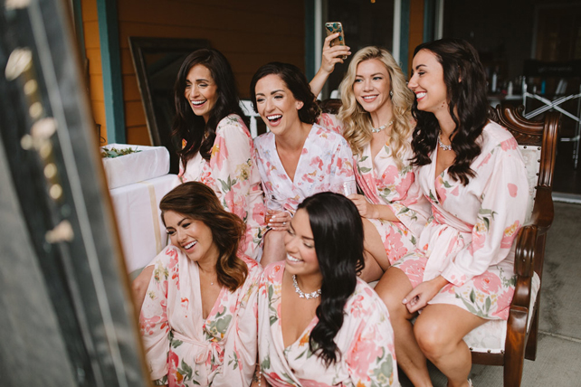 Утренний дресс-код: халатики для невесты и ее подружек 