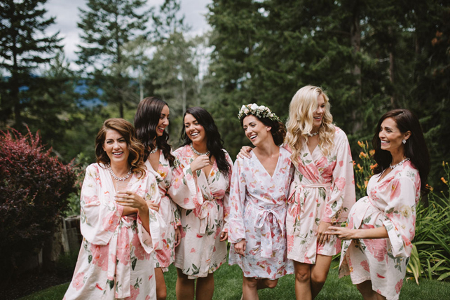 Утренний дресс-код: халатики для невесты и ее подружек 