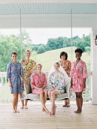 Утренний дресс-код: халатики для невесты и ее подружек 