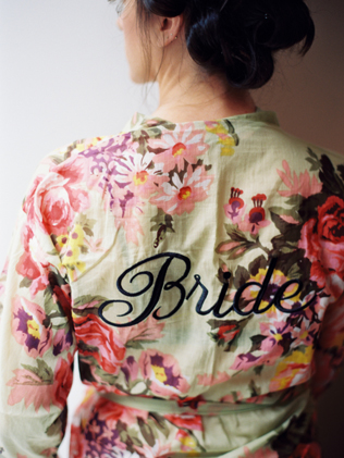 Утренний дресс-код: халатики для невесты и ее подружек 