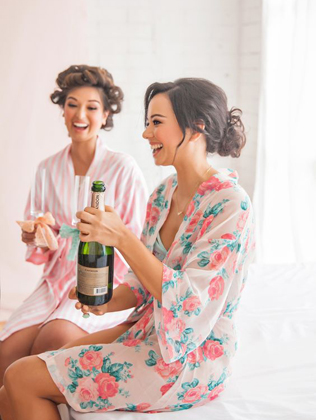 Утренний дресс-код: халатики для невесты и ее подружек 