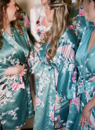 Утренний дресс-код: халатики для невесты и ее подружек 