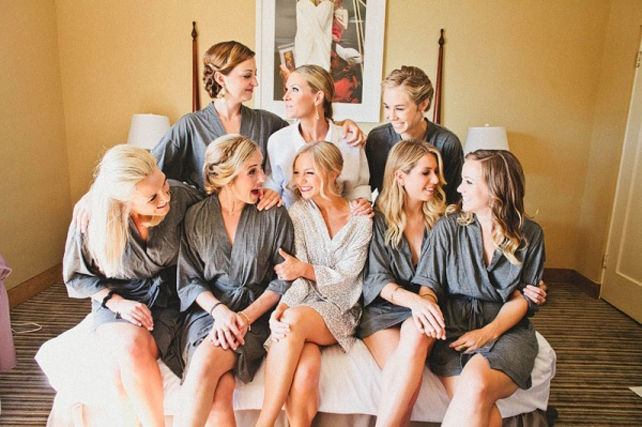 Утренний дресс-код: халатики для невесты и ее подружек 