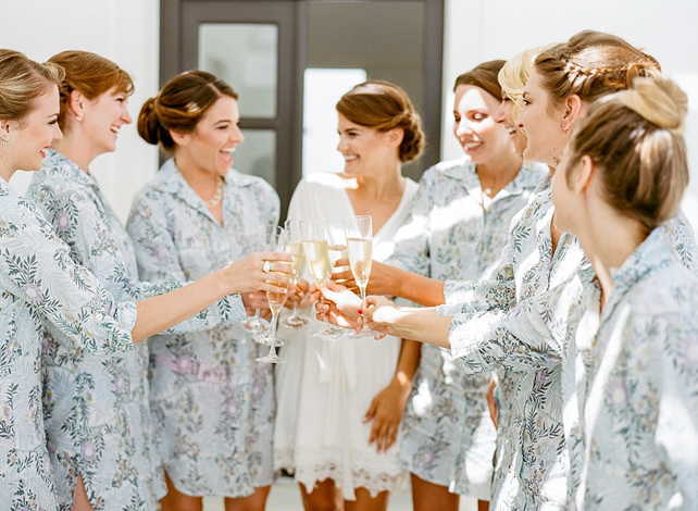 Утренний дресс-код: халатики для невесты и ее подружек 