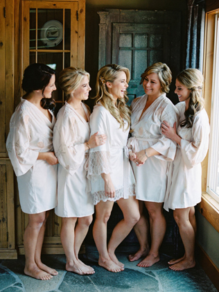 Утренний дресс-код: халатики для невесты и ее подружек 