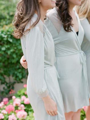 Утренний дресс-код: халатики для невесты и ее подружек 