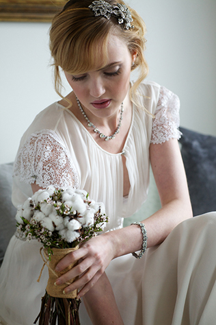 Белый и пушистый хлопок, невеста с букетом из хлопка