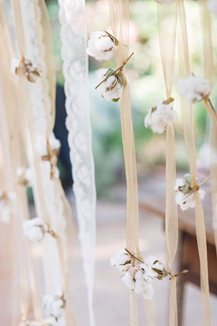 Белый и пушистый хлопок, ленты с хлопком