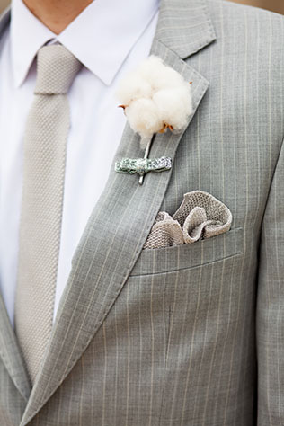 Белый и пушистый хлопок, бутоньерка жениха