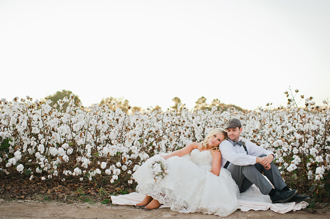 Белый и пушистый хлопок, жених и невеста на хлопковом поле