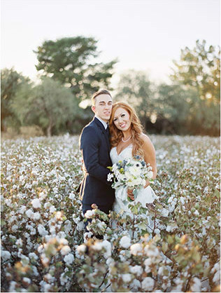 Белый и пушистый хлопок, невеста и жених на хлопковом поле
