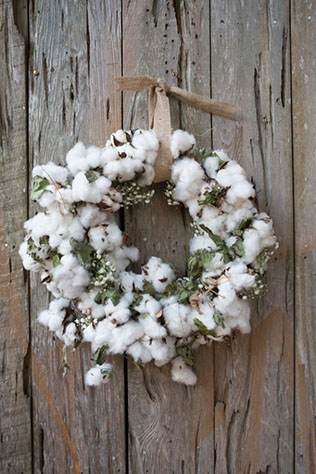 Белый и пушистый хлопок, венок из хлопка