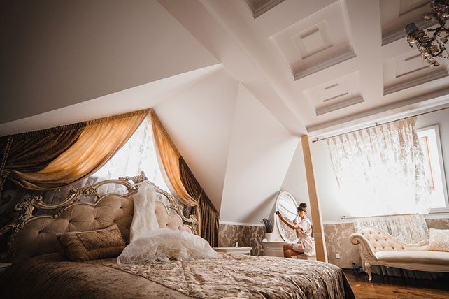 Сборы невесты в комнате