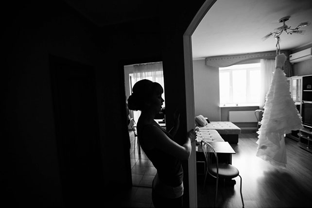 Сборы невесты в комнате