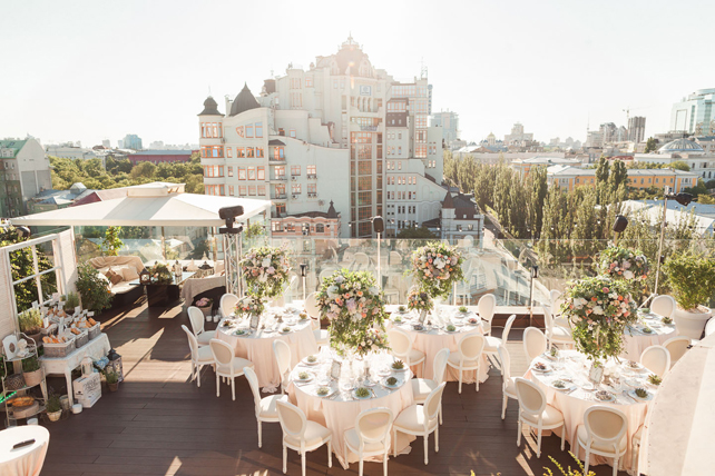 свадьба на крыше, панорамный вид на город 