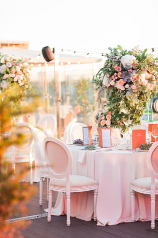 свадьба на крыше, цветочные композиции на столах гостей