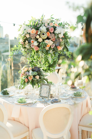 свадьба на крыше, цветочные композиции на столах гостей 