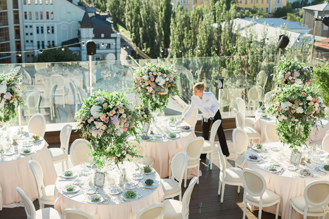 свадьба на крыше, декор гостевых столов 