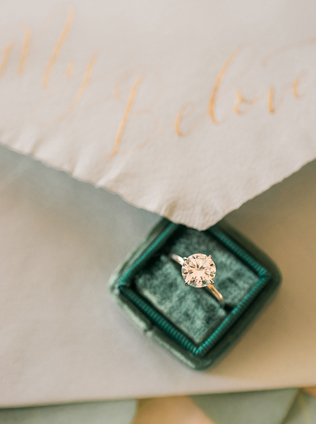 Изумрудная сказка: 50 свадебных фотоидей, кольцо в коробочке