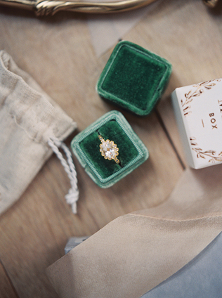 Изумрудная сказка: 50 свадебных фотоидей, кольцо в коробочке