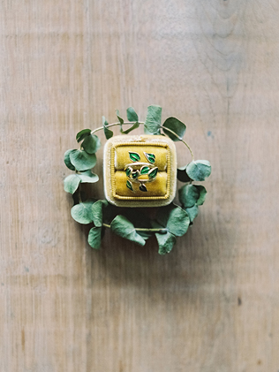 Изумрудная сказка: 50 свадебных фотоидей, кольцо невесты