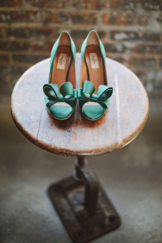 Изумрудная сказка: 50 свадебных фотоидей, туфли невесты