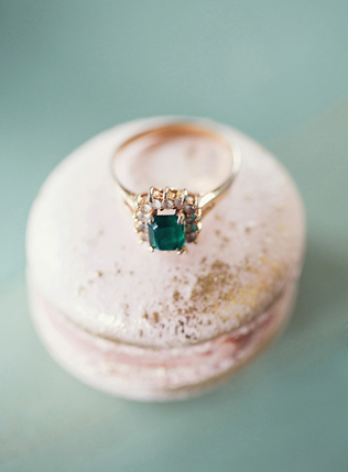 Изумрудная сказка: 50 свадебных фотоидей, кольцо невесты