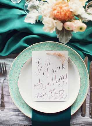 Изумрудная сказка: 50 свадебных фотоидей, сервировка стола