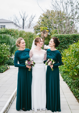 Изумрудная сказка: 50 свадебных фотоидей, невеста с букетом