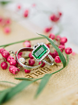 Изумрудная сказка: 50 свадебных фотоидей, кольцо невесты