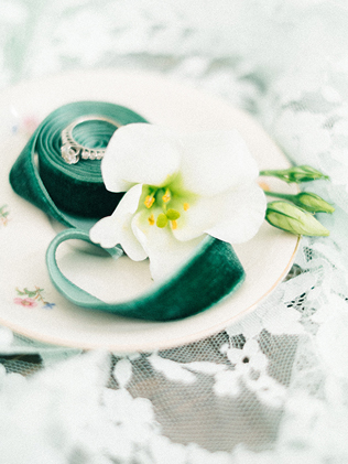 Изумрудная сказка: 50 свадебных фотоидей, кольцо невесты