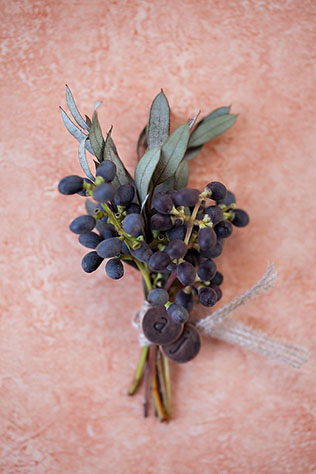 Ягодное настроение для свадьбы, бутоньерка жениха из ягод