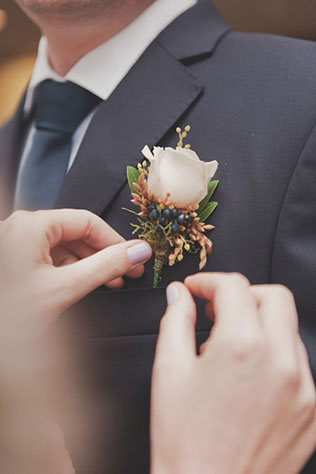 Ягодное настроение для свадьбы, бутоньерка жениха из ягод