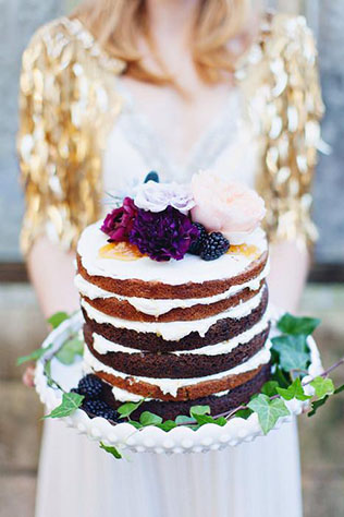 Ягодное настроение для свадьбы, свадебный торт в руках невесты