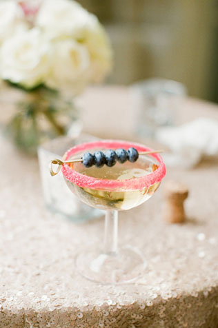 Ягодное настроение для свадьбы, шампанское с ягодами