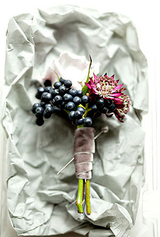 Ягодное настроение для свадьбы, бутоньерка жениха