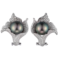 Серьги-цветы из белого золота с бриллиантами и жемчугом