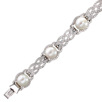 Браслет из белого золота с бриллиантами и жемчугом