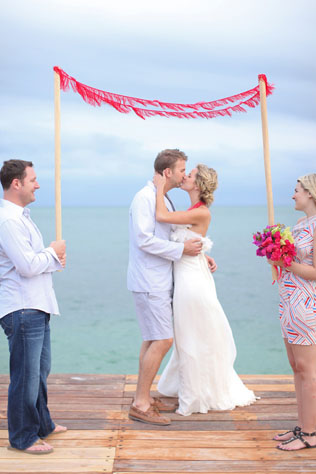 Наперекор традициям: женихи выбирают шорты 