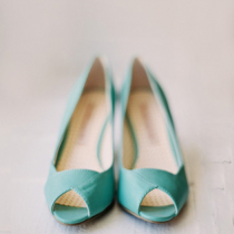 Бирюзовые туфельки, поясок, маникюр и даже волосы отлично дополнят образ невесты для свадьбы в цвете тиффани!