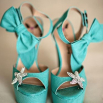 Бирюзовые туфельки, поясок, маникюр и даже волосы отлично дополнят образ невесты для свадьбы в цвете тиффани!