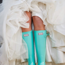 Бирюзовые туфельки, поясок, маникюр и даже волосы отлично дополнят образ невесты для свадьбы в цвете тиффани!