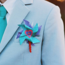 Бирюзовые нотки в образах жениха и его друзей